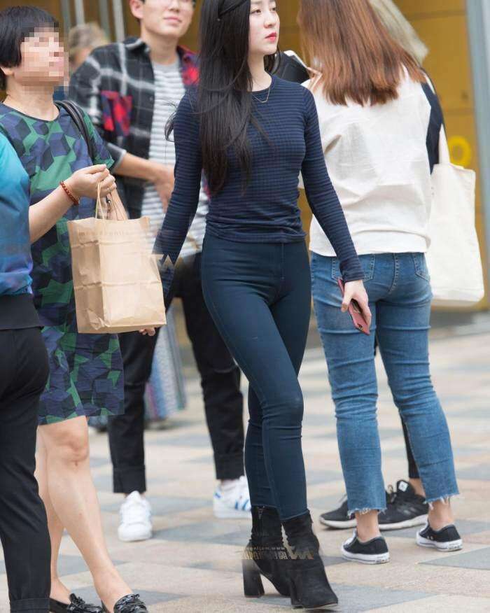 街拍: 能把裤子穿的这么紧, 只服你