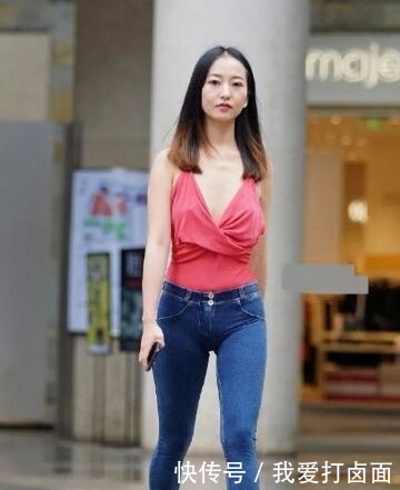  #寒冷#街拍图片，入秋这样穿如何？把寒冷抛开才时尚