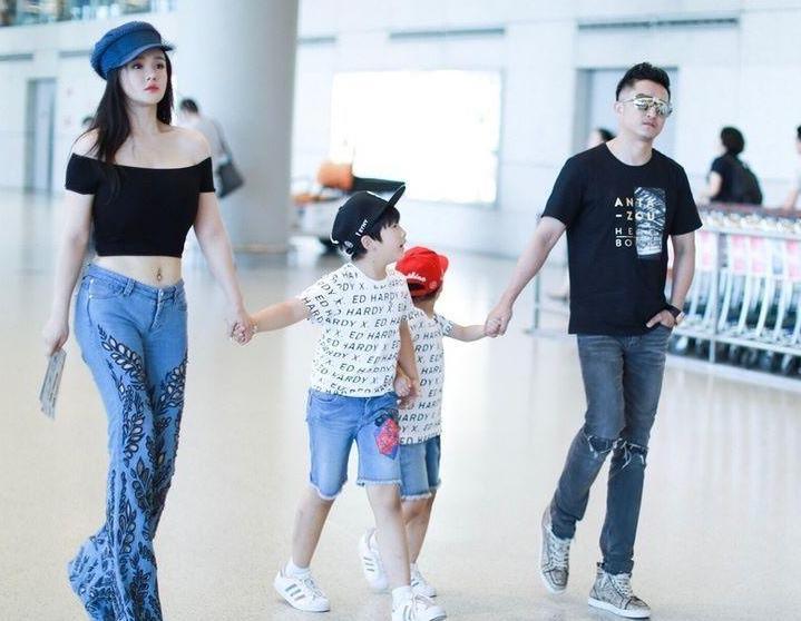 冉莹颖真是够拼! 为了显腿长穿拖地长裤, 像没穿鞋一样!