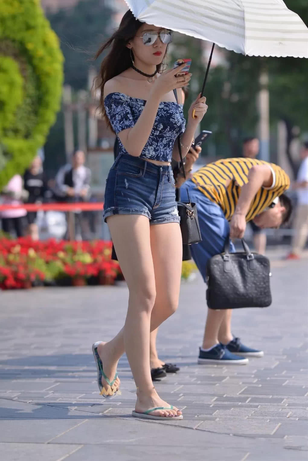 性感小姐姐身材一字肩搭配超短裤，大秀一双迷人的筷子腿