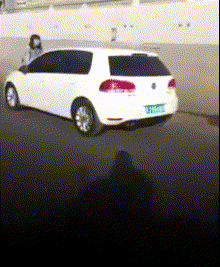 Gif动图:女儿大婚，女婿闯门，而她爸却在干这个?