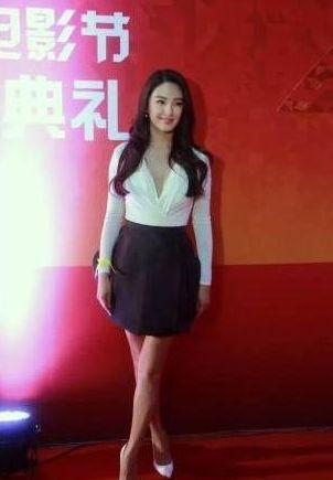 你只看到了张雨绮的身材, 却不知道人家穿衣打扮简直美极了