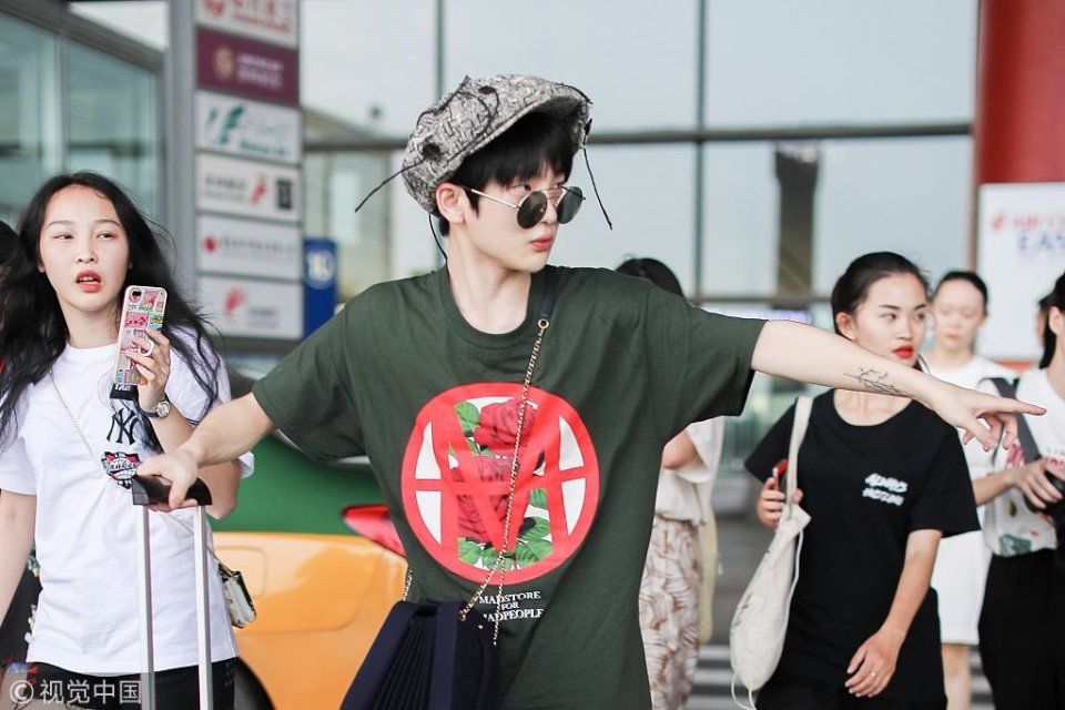 穿的裙子？周震南腰系黑衣给人错觉  过马路大手一挥护粉丝男友力