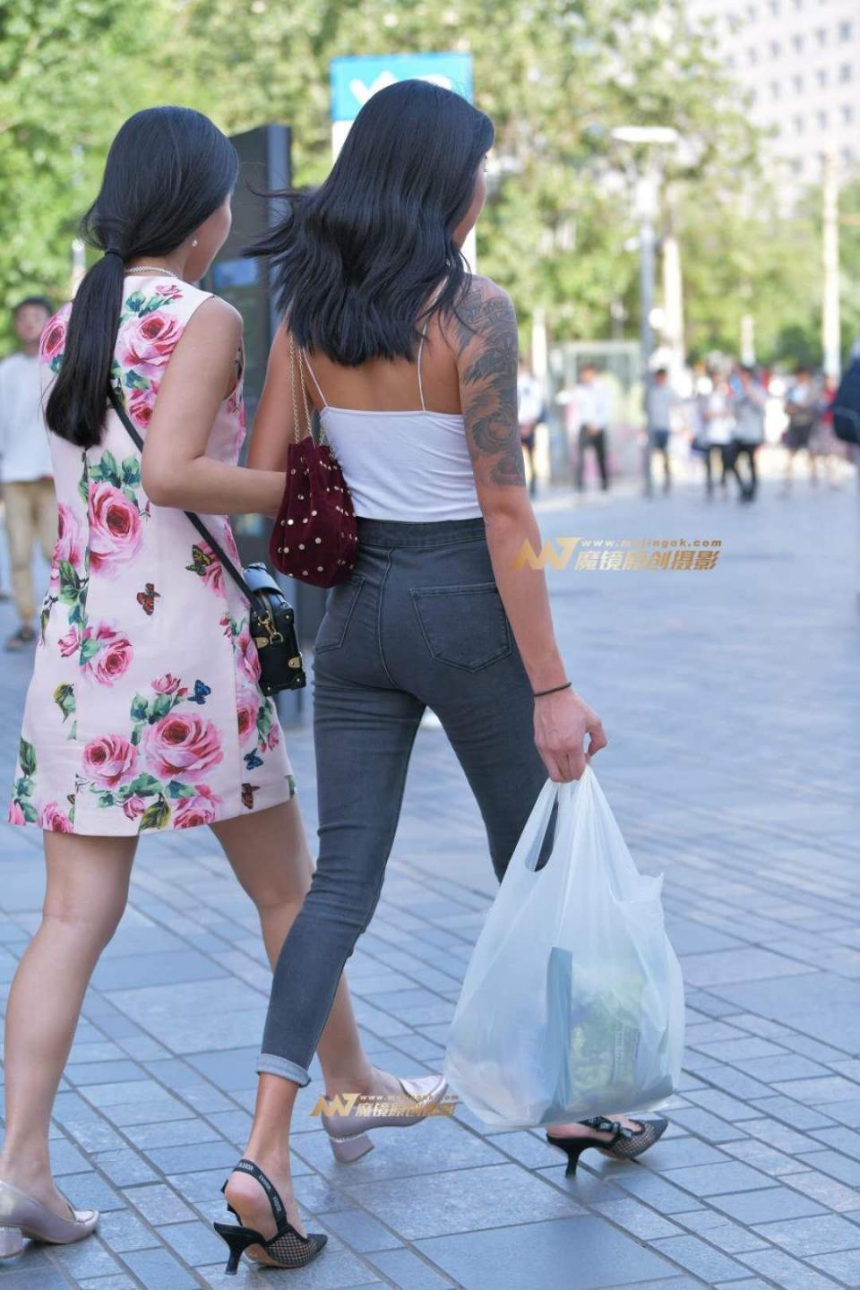 街拍：好身材轻松驾驭吊带背心和紧身牛仔裤，美不美看穿搭！