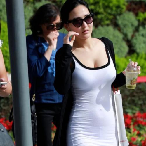 轻熟范儿的牛仔裤小姐姐凸显成熟女人魅力，完美曲线更动人！