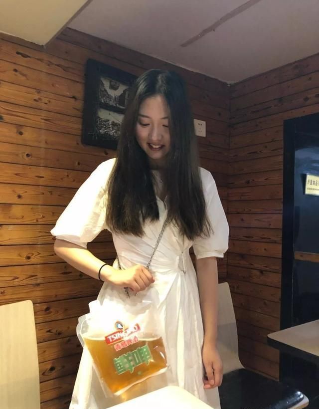 青岛袋装啤酒链条包火了!成最新时尚单品!网