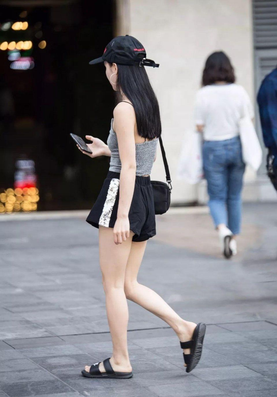 街拍:时尚前卫的吊带小姐姐，发现了点什么?
