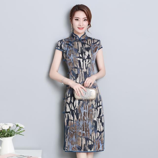 就算没有花容月貌，一身旗袍也美的国色天香，尽显修长大白腿