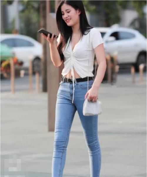  牛仔裤|“葡萄树”的紧身牛仔裤，包肉女神的小包包，网友：有魅力！