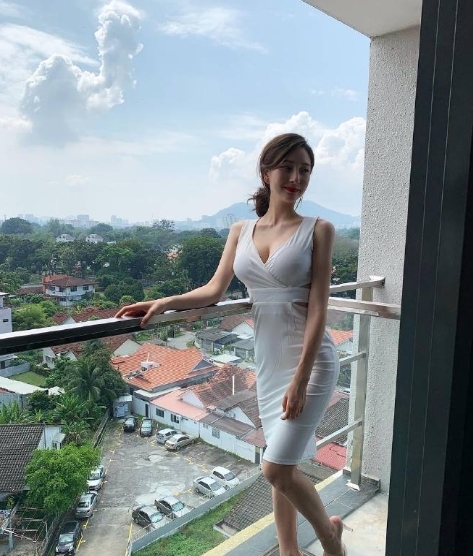 美女@很懂得自己风格的美女,这白色紧身裙搭透明高跟鞋真好看