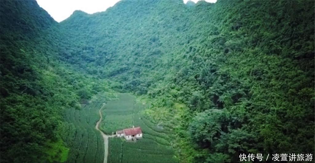 四面都是陡峭高山，只有一户人家住在山坳中，老人在此种满庄稼