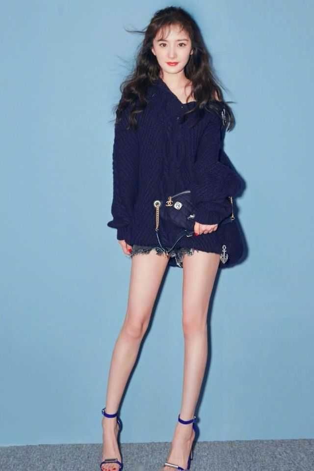 杨幂简直是合照杀手，大长腿快“溢”出屏幕了，小S输得很彻底！