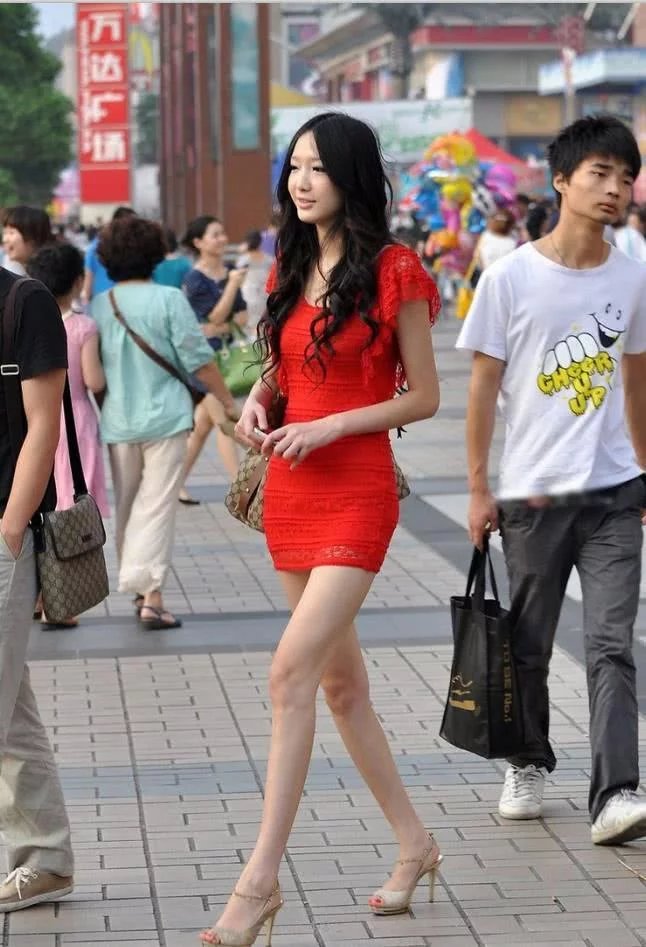 性感迷人气质小姐姐，超短红裙显高挑迷人身材