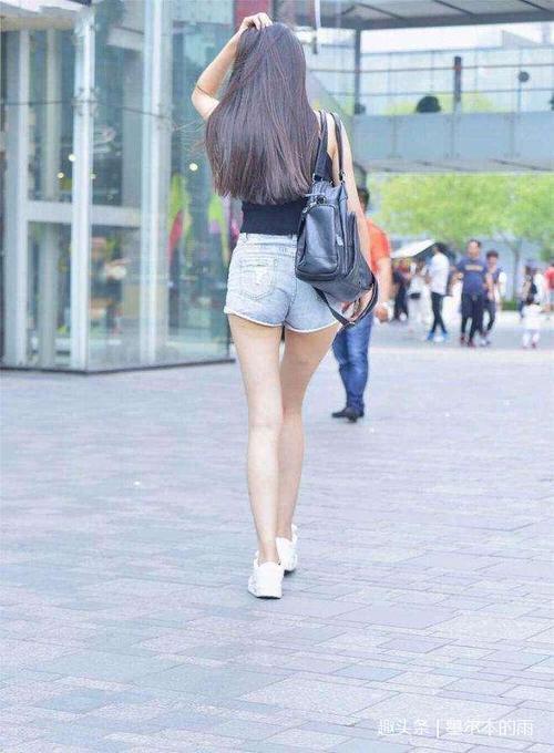 紧身裤视觉上显瘦显修长，无论逛街或者穿去上班都不错！