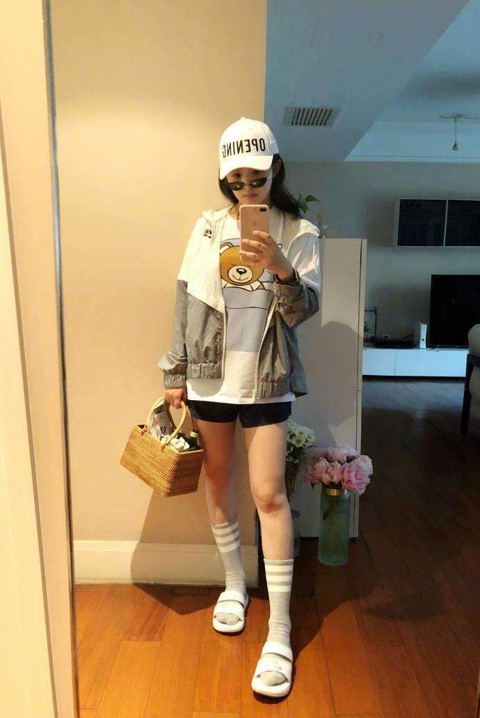 张含韵这造型让人费解，牛仔裙反而当了腰带，下面还藏了条破烂裙