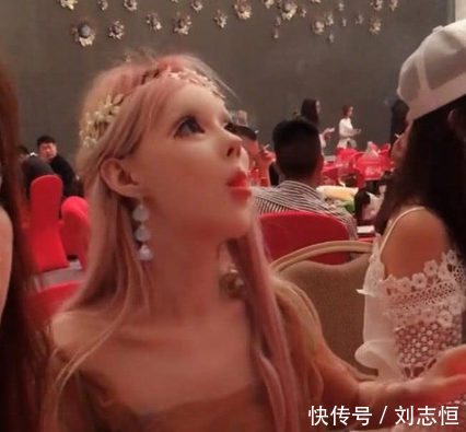 她是网红“真人芭比”吃饭需要抬头原因是这个, 网友: 看完我“呆