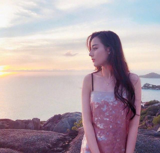 当迪丽热巴和古力娜扎穿亮片裙，网友：“艳俗”和“仙气”的差距