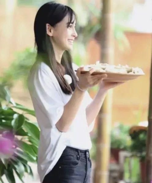 baby假吃，迪丽热巴强凹吃货人设，女明星为了减肥都怎么了?