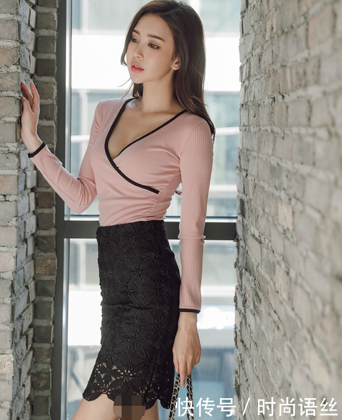 清纯优雅的紧身裙美女，气质感十足，充满女性韵味！