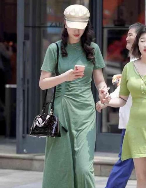  蓝色■街拍：月貌花容的小姐姐，一件格子上衣配蓝色牛仔裤，青春靓丽美