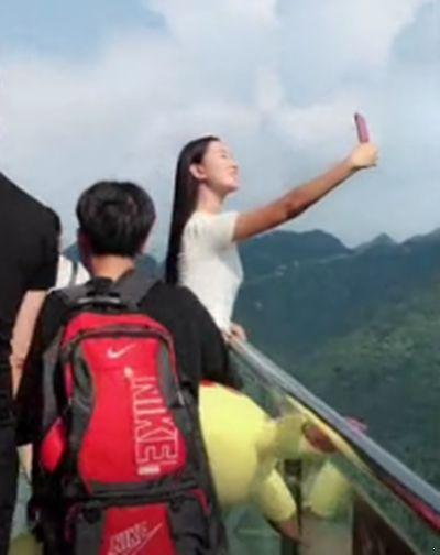美女姐姐在玻璃栈道拍照，被男孩撞了一下，这代价有点大