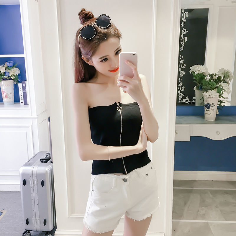 瞧瞧现在的小姑娘，穿的那叫一个美，一件吊带就出街啦