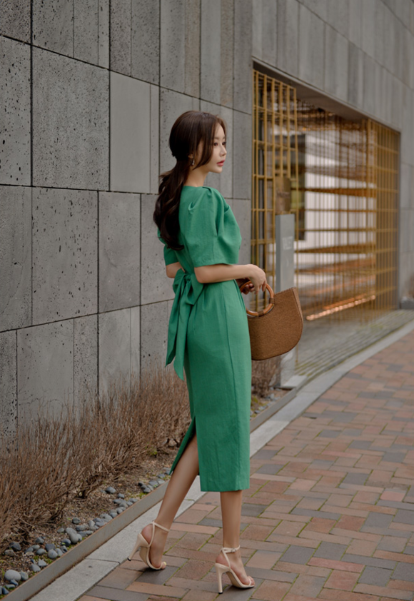 头条女神孙允珠，青松柏木夏日绿茵灯笼袖礼裙