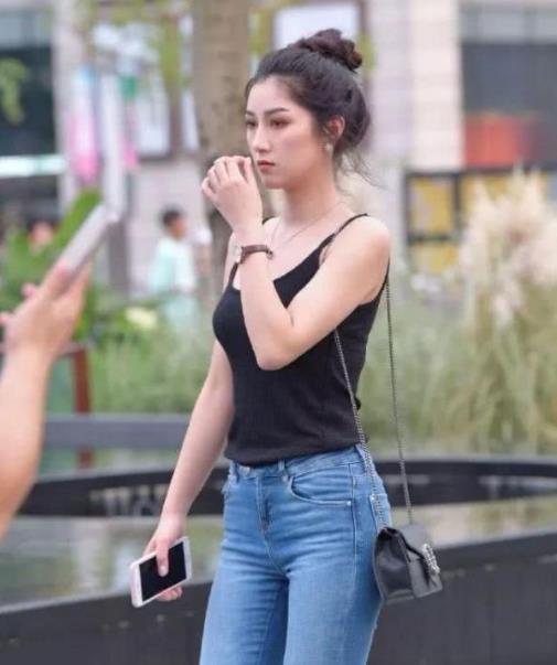 美女■头上架一副太阳镜的美女,简洁的背心搭配热裤,帅气大方很显腿长