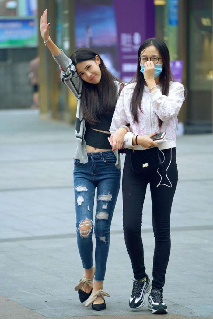 街拍: 大长腿美女好像明星一样, 看美女很优雅的穿搭真是“养眼”