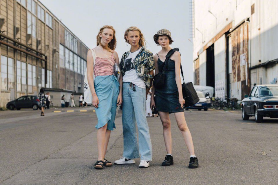 入秋这两个颜色穿在一起=很贵!