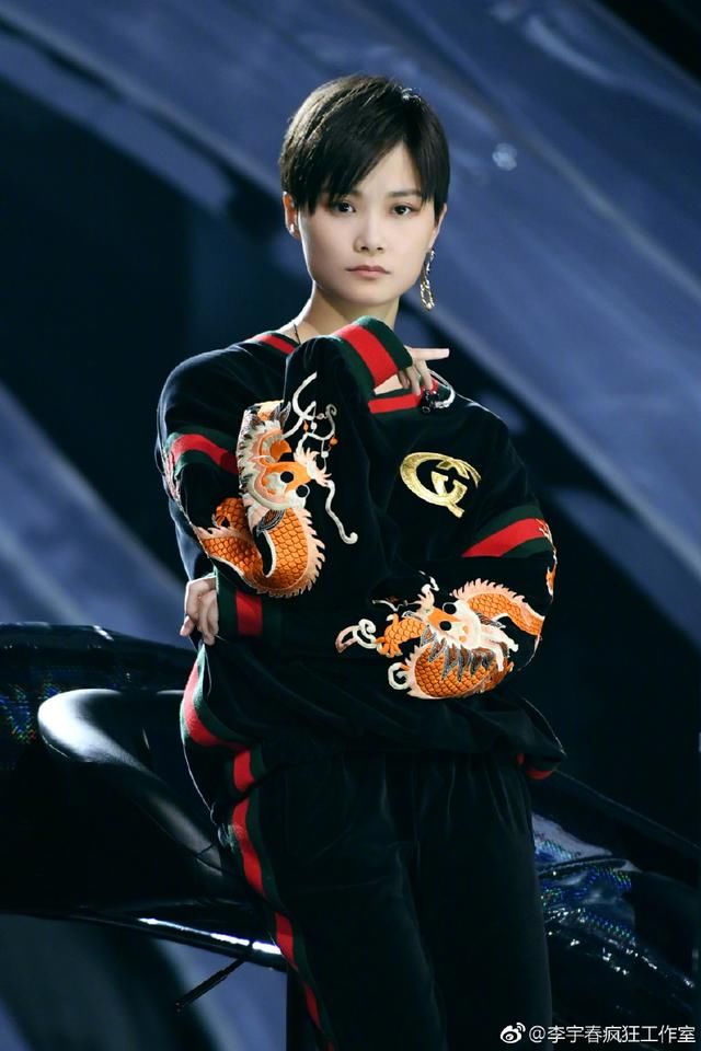 李宇春终于穿对衣服了！红色外套搭配短裤，网友：越来越有女人味