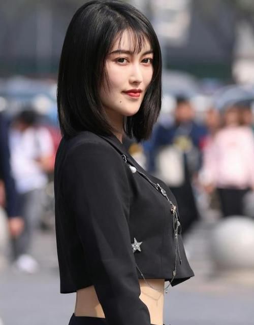  「气质」街拍：身材高挑的美女，一件黑色连衣裙外搭白色外套，唯美气质