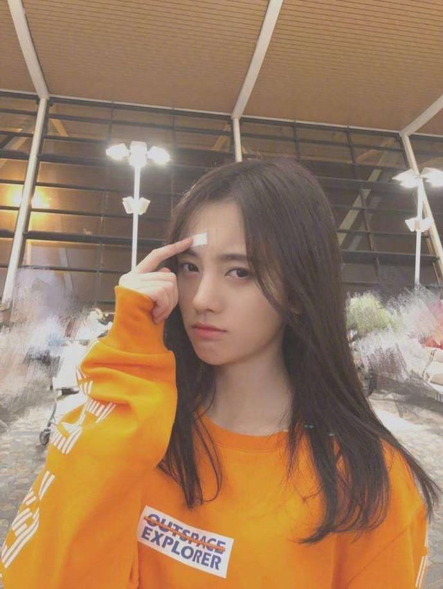 鞠婧祎为显腿长真拼,穿衬衫玩下衣消失,159穿出170既视感引注目