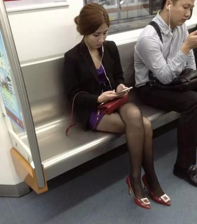街拍:早上上班有一丝疲惫在地铁里默默坐着的黑丝女白领