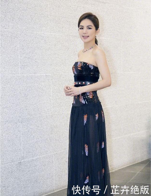 真是服了陈嘉桦，硬是把白T恤穿成露肩衣，露出内衣带不尴尬吗？