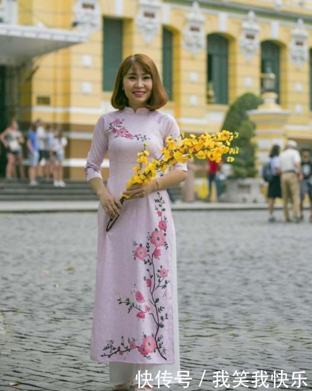 开叉到腰的奥黛美女回头率高, 到越南的中国游客纷纷夸赞