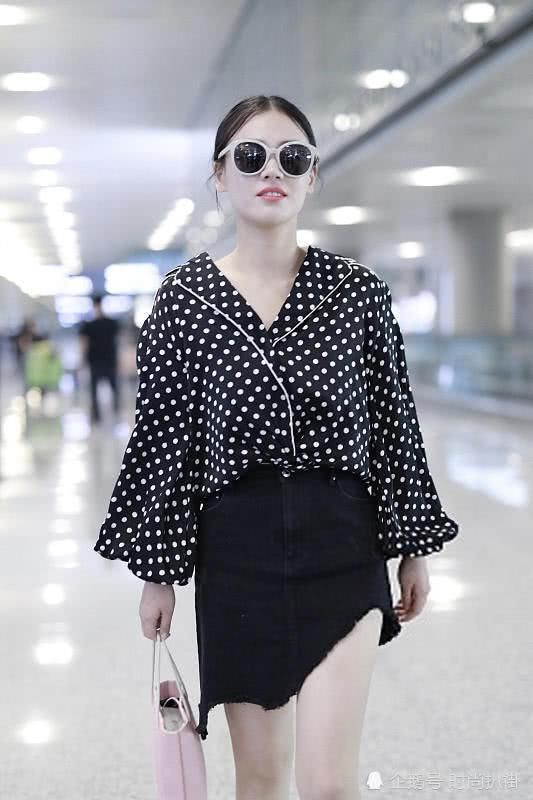 马思纯现机场未P照曝光，头发紧贴头皮，这是没洗头就出门了吗？