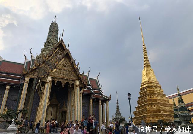 泰国航空波音777公务舱之旅,过道宽得离谱,十几年飞机保养不错