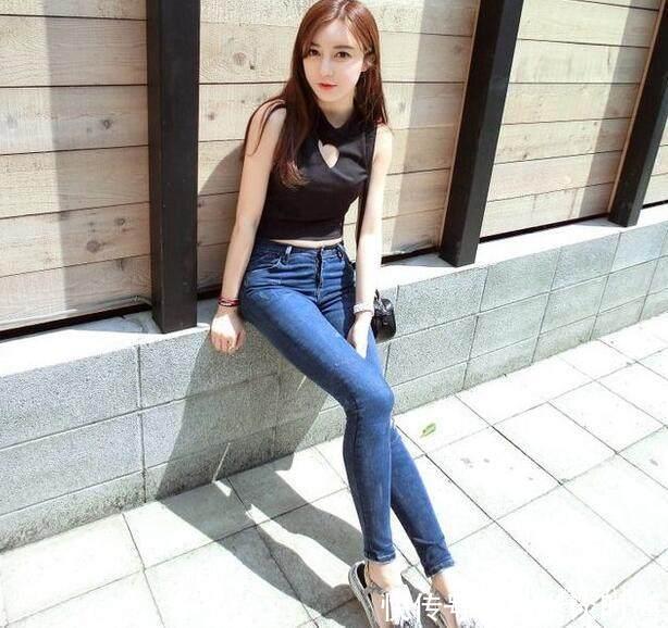 路人街拍,面如桃花小个子美女穿紧身衣,身材匀称,比例非常好!