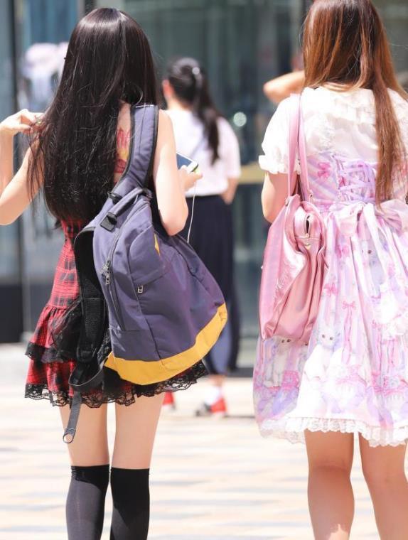 「 美女」靓丽穿搭,时尚可人!,街拍美女:身材高挑的小姐姐