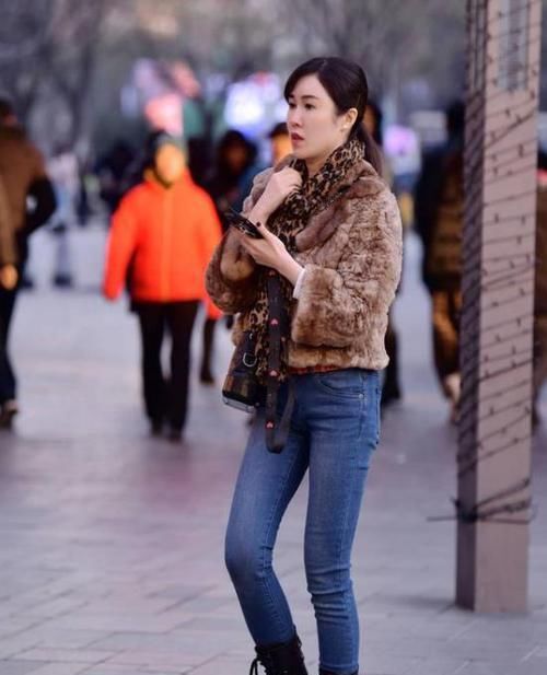  [气质]养眼女神街拍：雪肤花貌的美女，一件针织上衣配黑色半身裙，时尚清新气质