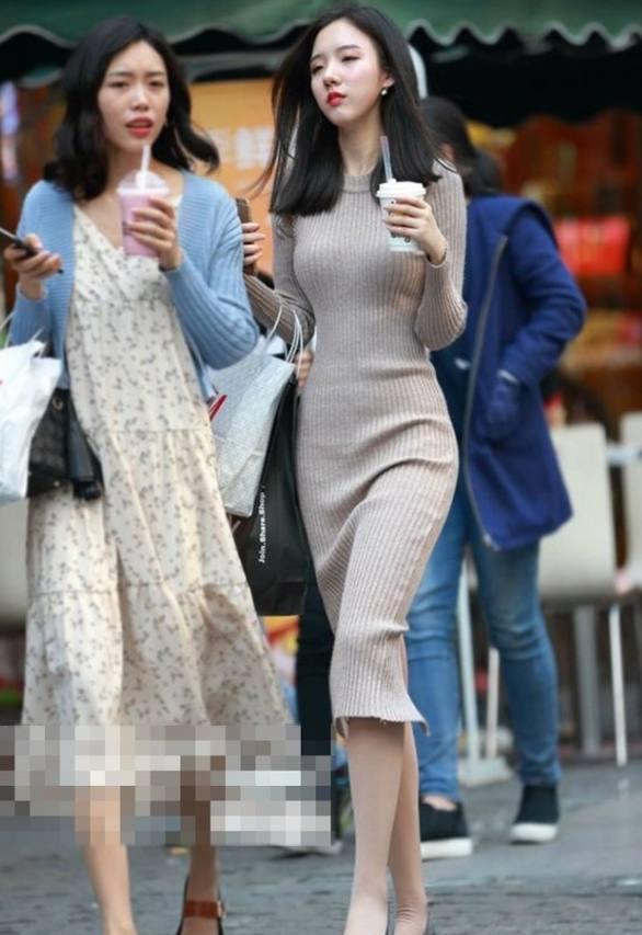 街拍：穿紧身裙的美腿小姐姐，妩媚时尚性感，在人群中很抢眼！