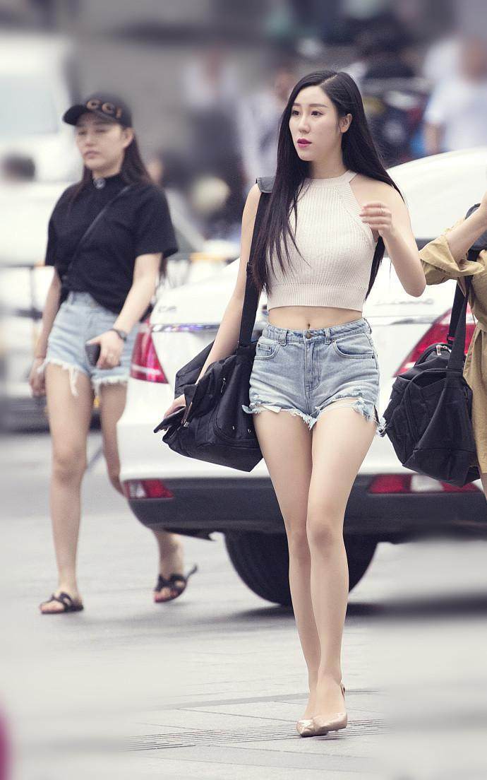 广东街拍: 白皙长腿让人大饱眼福, 第四位小姐姐最为性感