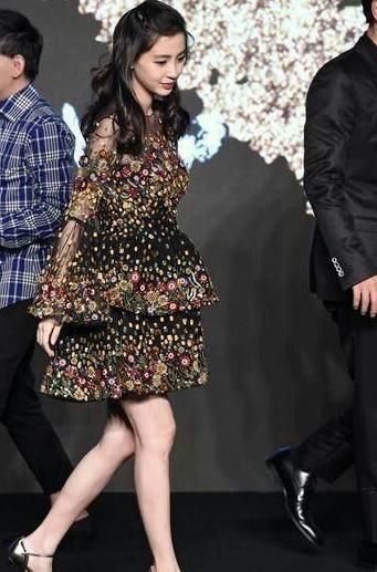  『纷纷』出门拍照，明星们纷纷穿上碎花裙了，你怎能没有呢？