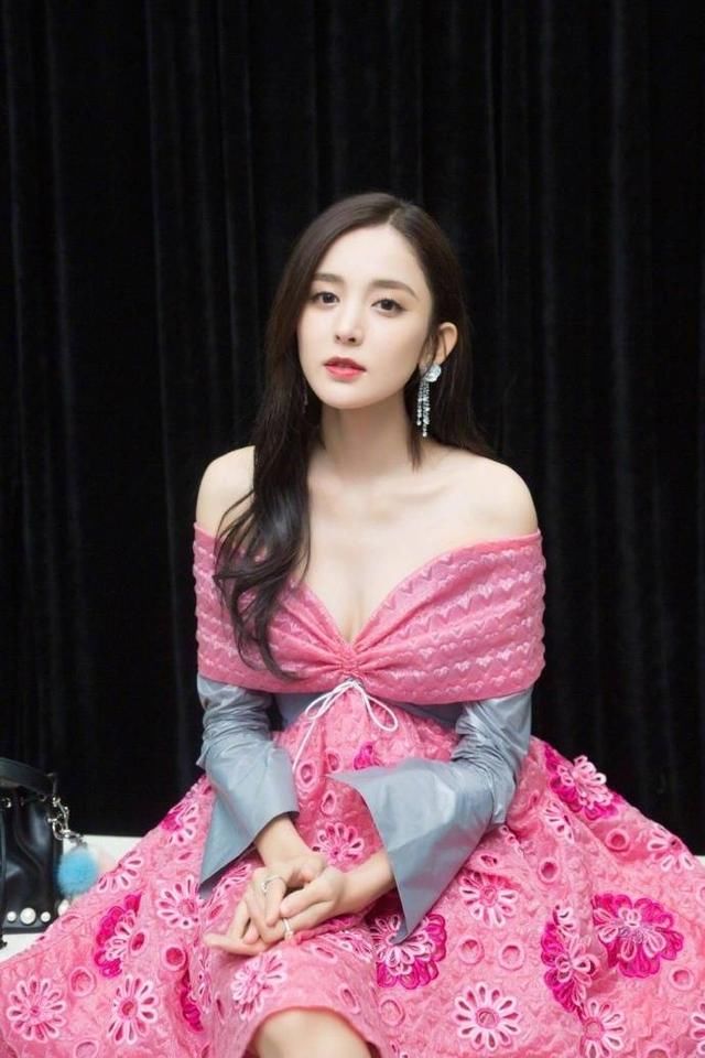 古力娜扎身穿露肩粉色短裙出席活动，长发披肩，网友：美出新高度