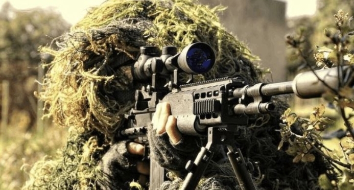 为何狙击手射击时，都瞄准胸口而不是头部？只有当过兵的才知道