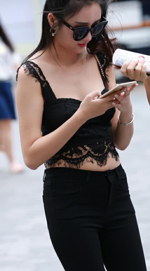 气质小姐姐黑色蕾丝小吊带魅惑无限，紧身裤小蛮腰斩获粉丝无数，