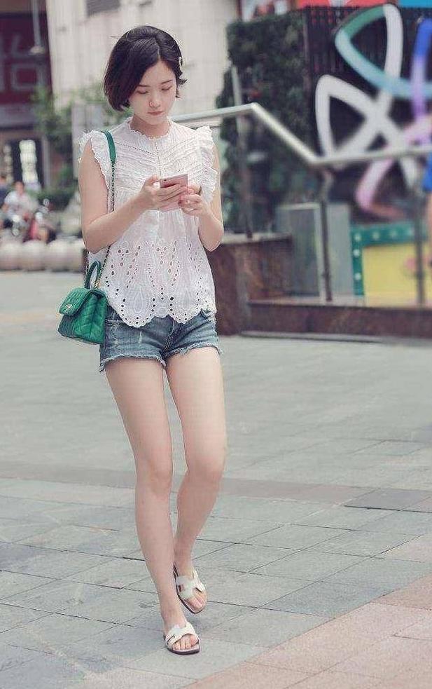 紧身裤修身又有型，妹子这么穿，优雅有女人味