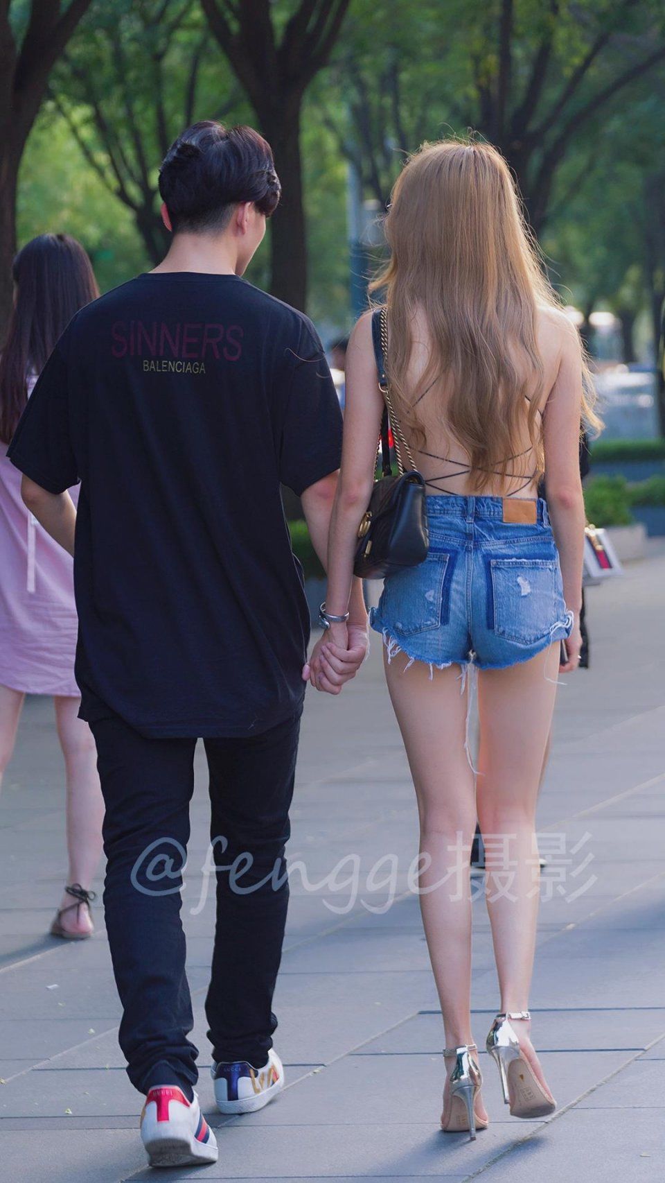 街拍：十张最新出炉的背影，可谓十全十美，不知道你最喜欢谁？