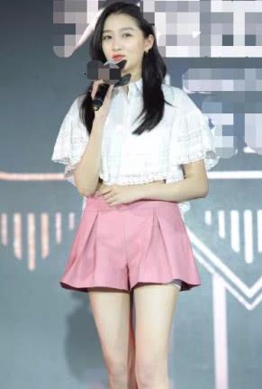 关晓彤裙子短到光站着“风景”都清晰可见！网友：都想替她往下拽